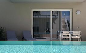 *Central Lakeside Apt*Swimming Pool & Free Parking